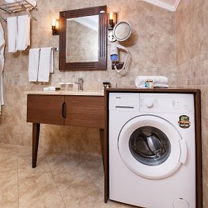 Benachbartes Zimmer mit zwei Einzelbetten